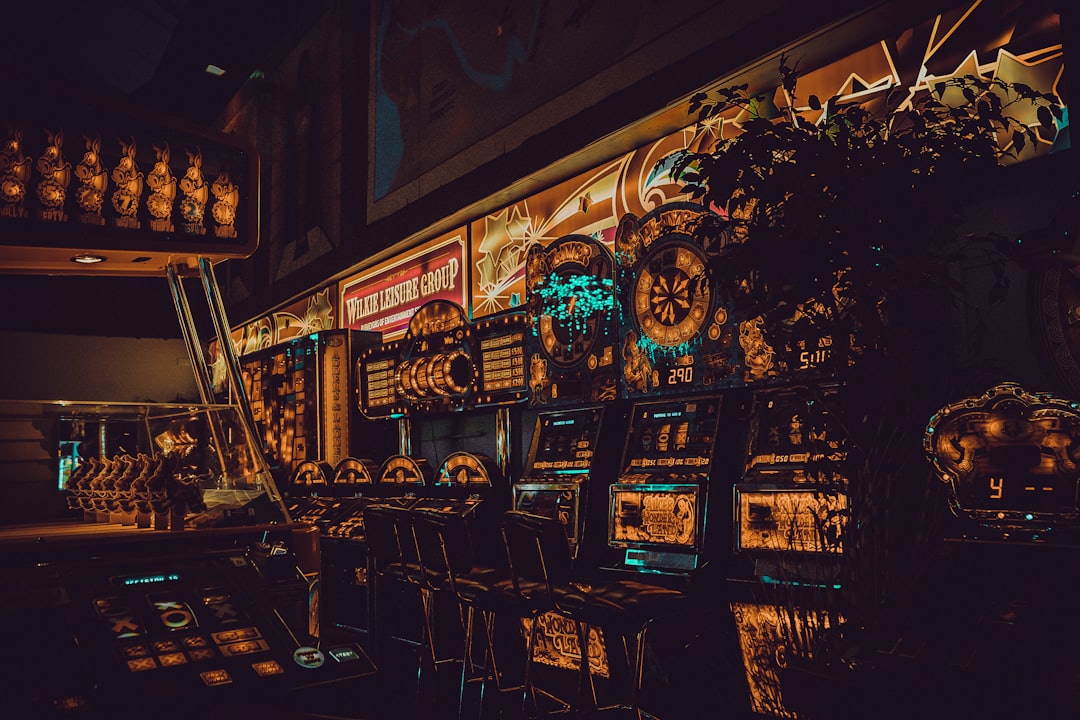 Mesin arcade warna-warni sebagai ilustrasi turnamen permainan