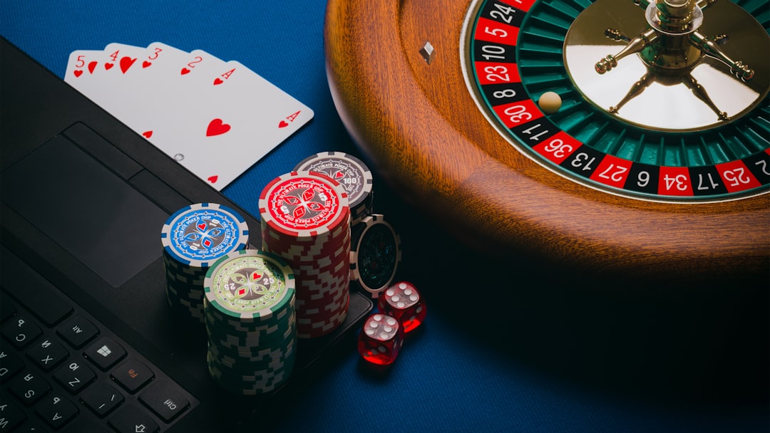 Roda roulette dan tumpukan chip kasino di atas meja