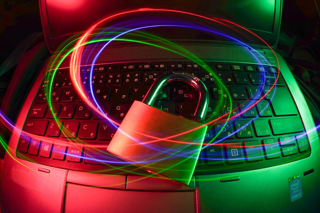 Gembok digital di atas laptop sebagai simbol keamanan akun