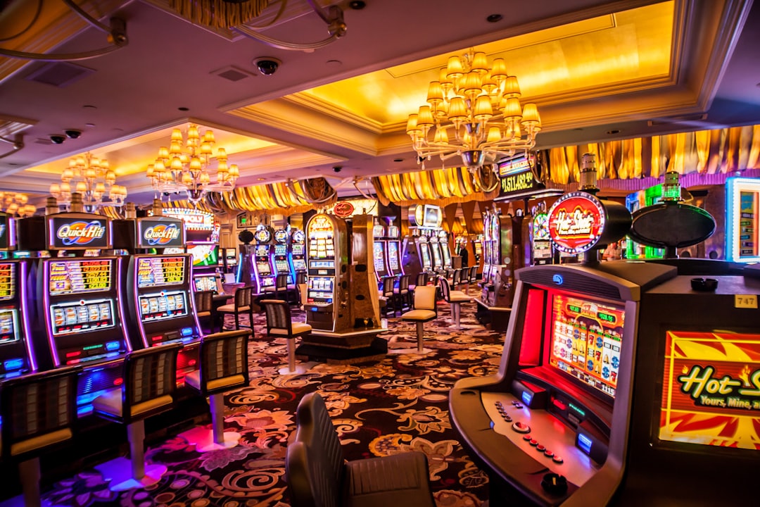 Deretan mesin slot di kasino dengan lampu menyala