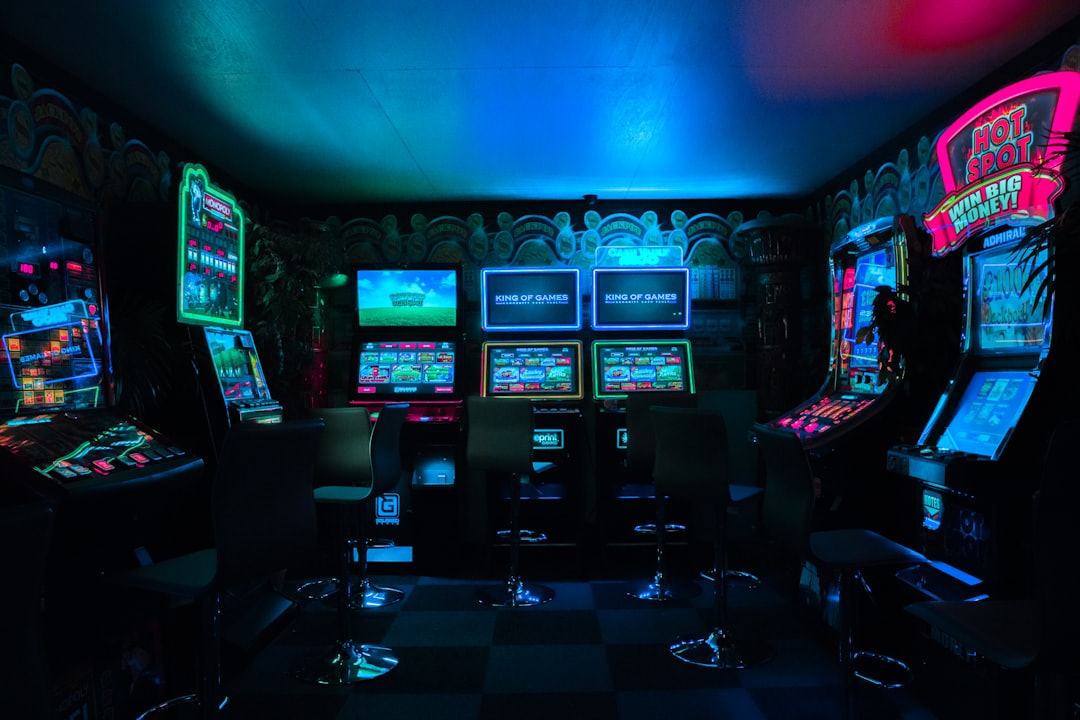 Barisan mesin permainan di ruang arcade